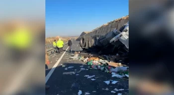 Şanlıurfa’da gıda yüklü tır devrildi